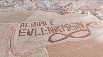Traktörüyle tarlaya "Benimle evlenir misin" yazdı
