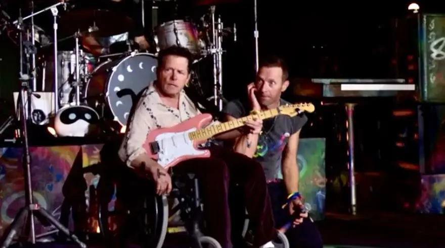 Glastonbury'e damga vurdu: Coldplay konserinde Michael J. Fox sürprizi 4