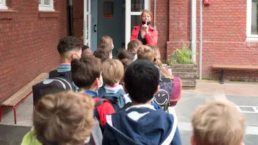 Fransa’da yemekhane borcu ödenmeyen 7 yaşındaki çocuk polisle eve gönderildi