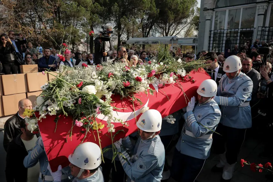 Usta sanatçı Yıldız Kenter son yolculuğuna uğurlandı 12