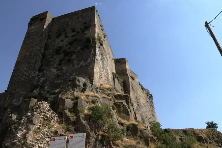 Bitlis Kalesi’nde Bizans ve Osmanlı dönemine ait bulgular bulundu Bitlis Kalesi’nde Bizans ve Osmanlı dönemine ait bulgular bulundu