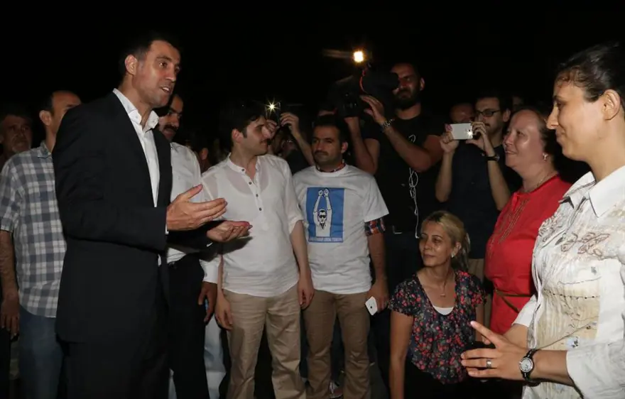 Hakan Şükür destek için adliye önünde 3