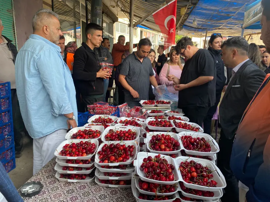 10 dakikada 2 buçuk kilo kiraz yedi: Yarışmada altın kazandı 10 dakikada 2 buçuk kilo kiraz yedi: Yarışmada altın kazandı