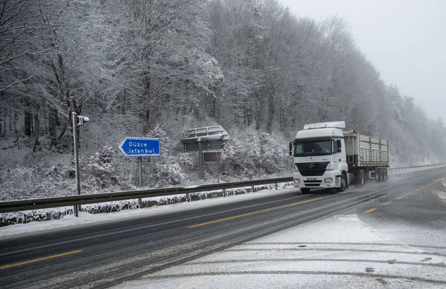 Bolu Dağı geçişinde kar yağışı 7