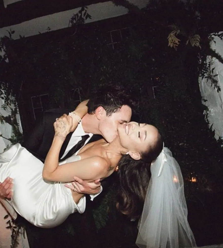 Ariana Grande 'Tanrı Kadındır' adında parfüm çıkardı 6