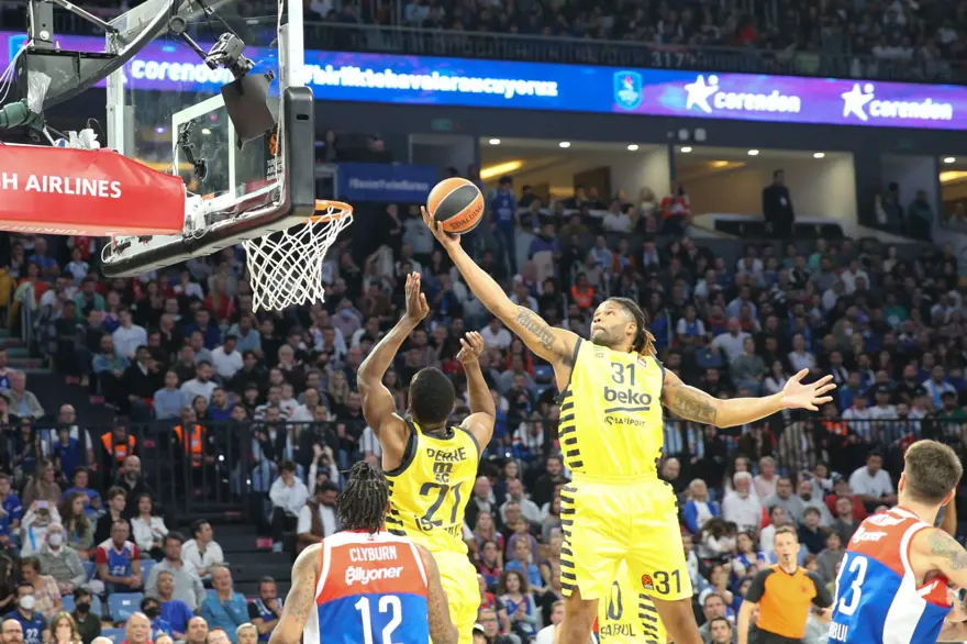 FENERBAHÇE 6'DA 6 PEŞİNDE 3