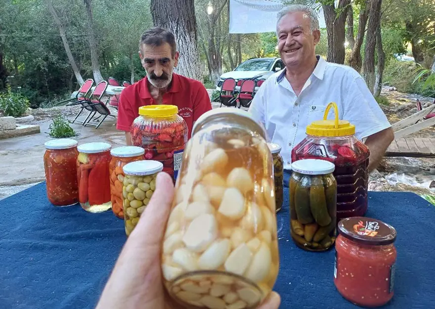 Araban Sarımsağı ile hazırladığı turşu ile şifa dağıtıyor Araban Sarımsağı ile hazırladığı turşu ile şifa dağıtıyor