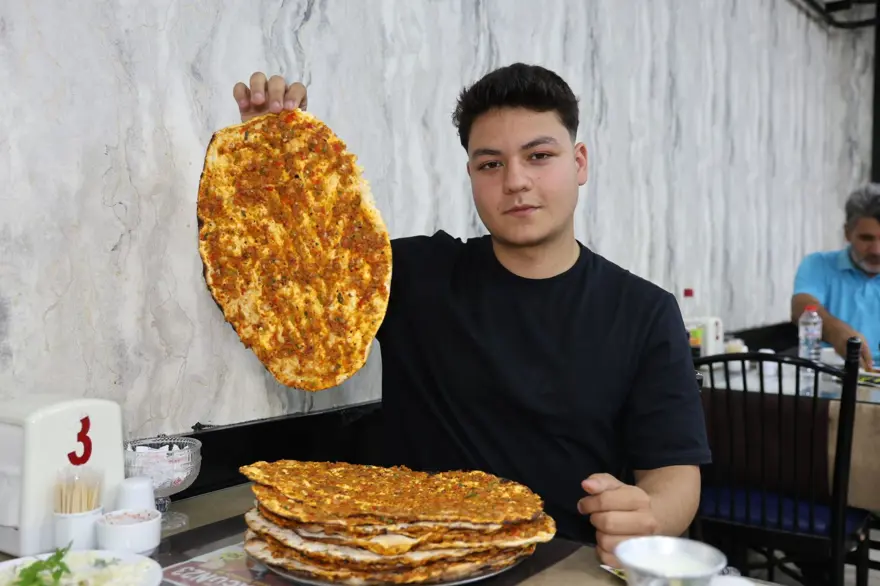 Bir oturuşta 15 lahmacun yiyor: 110 kilo rakipleriyle mücadele ediyor 3