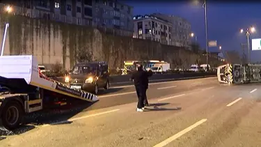 Bayrampaşa'da devrilen minibüs trafiği kilitledi