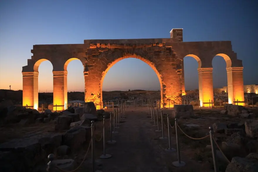 Şanlıurfa'da özel ışıklandırma yapılan tarihi alanlarda kartpostallık görüntüler 8