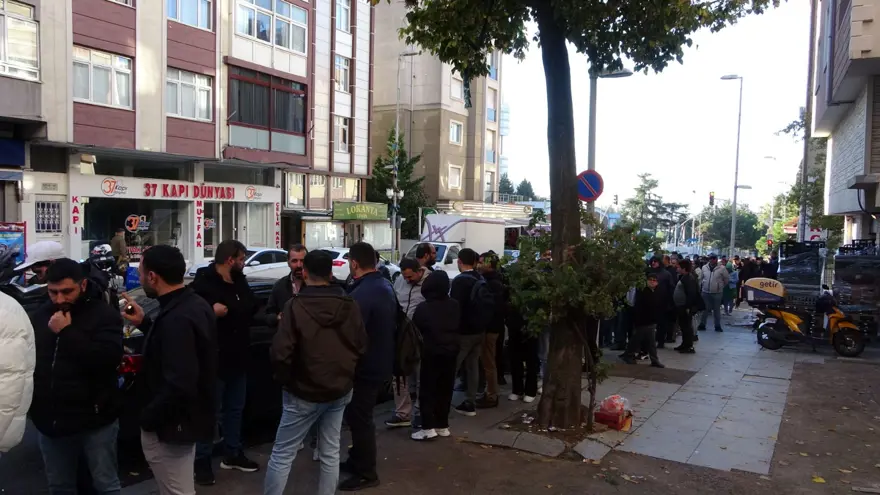 Metrelerce kuyruk oldu: 100 liraya alabilmek için saatlerce beklediler 1