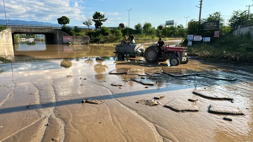 Düzce'de sel suları asfaltı yerinden söktü 6 Düzce'de sel suları asfaltı yerinden söktü 6
