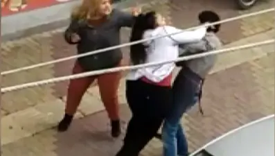 İki kız kardeş sokak ortasında bir erkeği dövdü