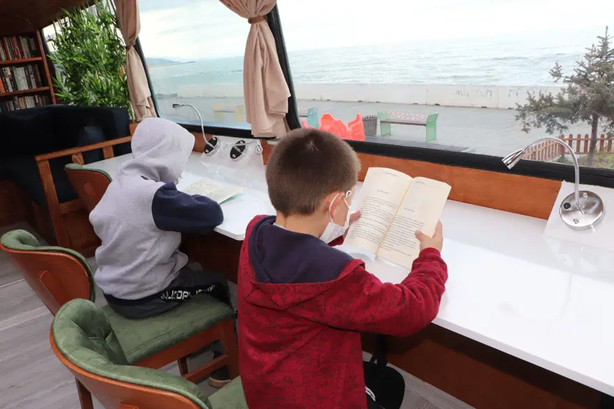 Emekli öğretmen harabe haldeki otobüsü kütüphaneye çevirdi 3