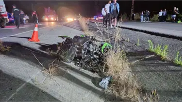 Farları yanmayan araç yarış yapan motosikletlere çarptı: 2 ölü, 2 yaralı