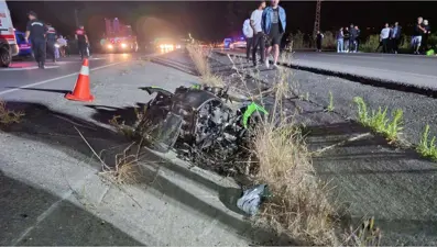 Farları yanmayan araç yarış yapan motosikletlere çarptı: 2 ölü, 2 yaralı