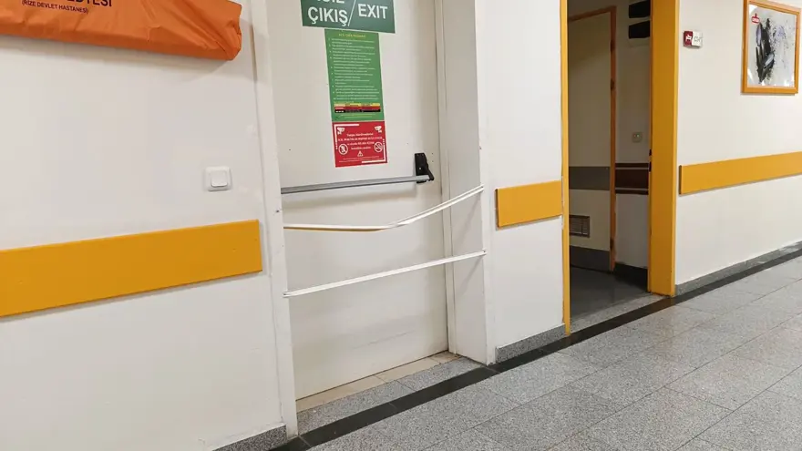 Hastanenin acil çıkış kapıları kablo kanallarıyla kapatıldı 2