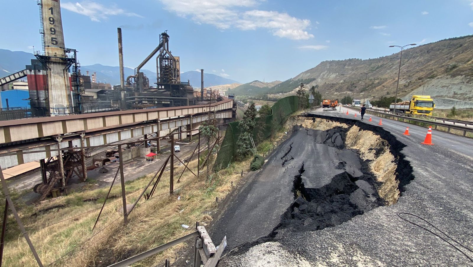 Karabük-Eskipazar karayolunda çökme: Demiryolu da ulaşıma kapandı