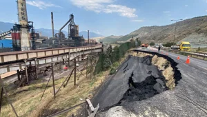 Karabük-Eskipazar karayolunda çökme: Demiryolu da ulaşıma kapandı Karabük-Eskipazar karayolunda çökme: Demiryolu da ulaşıma kapandı