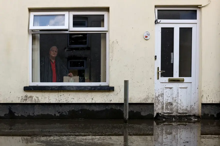 3 milyon kişiye "Evde kalın" uyarısı: İngiltere'de acil durum 5