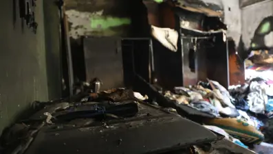 Mum yakıp uyuyan kadının evi kül oldu