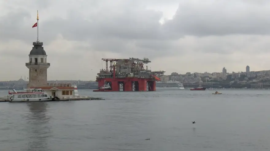 Dev petrol platformu İstanbul Boğazı geçişini tamamladı 7 Dev petrol platformu İstanbul Boğazı geçişini tamamladı 7