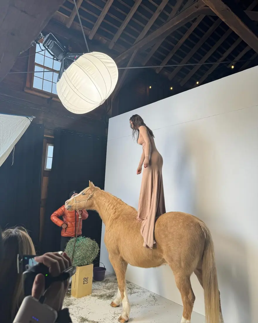 At üzerinde poz veren Bella Hadid tepki çekti 1