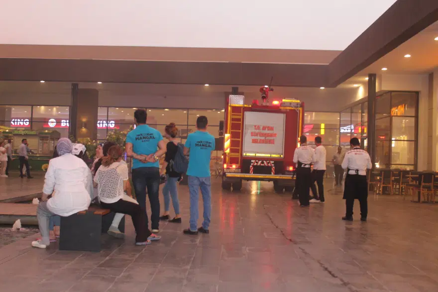 AVM'den dumanlar yükseldi 5