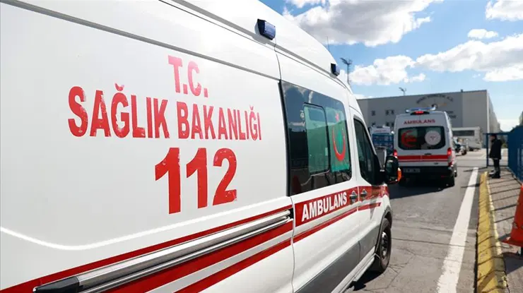 Adana'da feci kaza: 1 ölü, 9 yaralı Adana'da feci kaza: 1 ölü, 9 yaralı