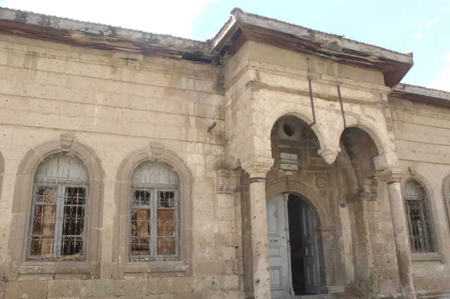 "Bir tarih yok oluyor" diyerek isyan etti: Defineciler talan etti 6 "Bir tarih yok oluyor" diyerek isyan etti: Defineciler talan etti 6