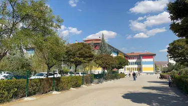 Okul müdürü darbedildi