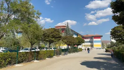 Okul müdürü darbedildi