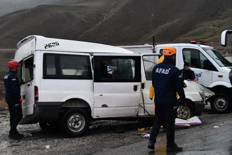 Hakkari'de zincirleme kaza: 3 ölü, 7 yaralı 5 Hakkari'de zincirleme kaza: 3 ölü, 7 yaralı 5