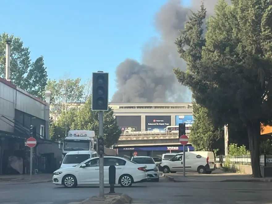 Kocaeli'de geri dönüşüm tesisinde yangın 1