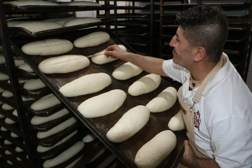 45 derecelik sıcakta zorlu mesai: 250 derecelik fırınların önünde üretiyorlar 45 derecelik sıcakta zorlu mesai: 250 derecelik fırınların önünde üretiyorlar