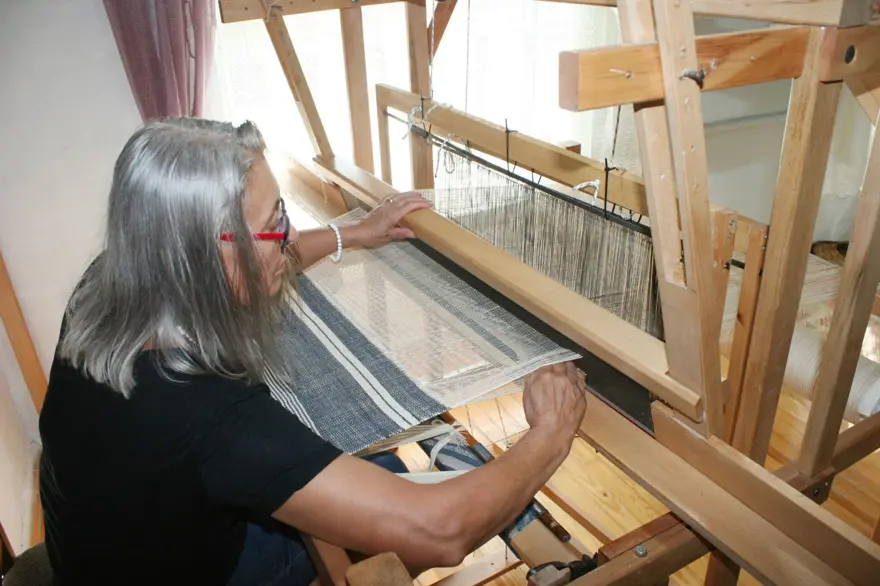 Eski giysilerin iplerinden harika eşyalar dokuyor Eski giysilerin iplerinden harika eşyalar dokuyor