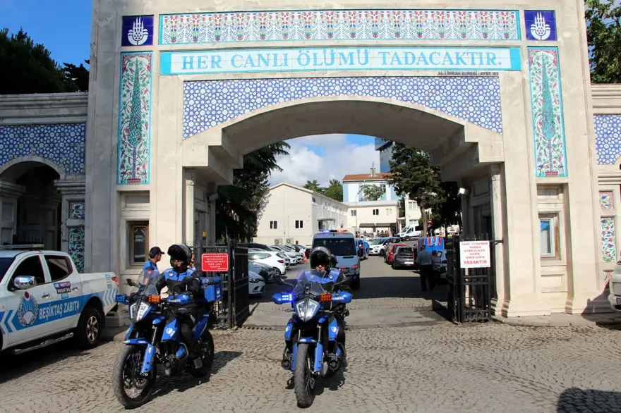 Cüneyt Arkın'ı binlerce kişi gözyaşlarıyla uğurladı 24 Cüneyt Arkın'ı binlerce kişi gözyaşlarıyla uğurladı 24