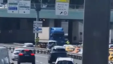İstanbul'da TIR ters yöne girdi: Sahil yolu trafiğe kapandı
