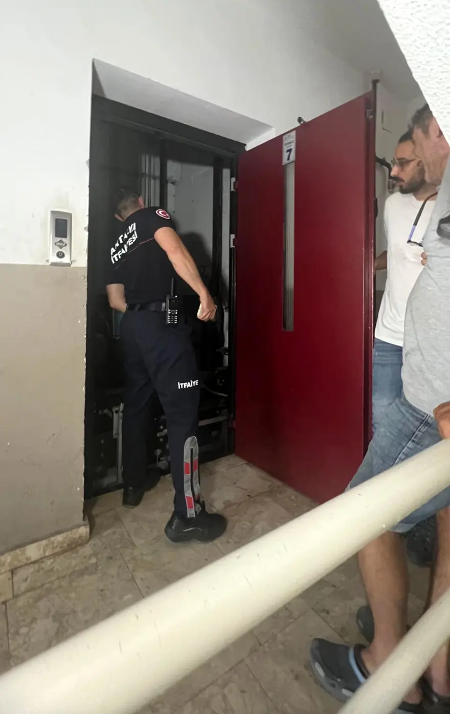 Şüpheli ölüm olayına giden polisler asansörde mahsur kaldı 7
