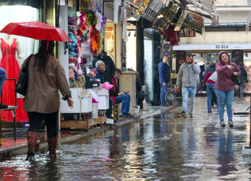 İzmir'de caddeler göle döndü, araçlar sular altında kaldı 3
