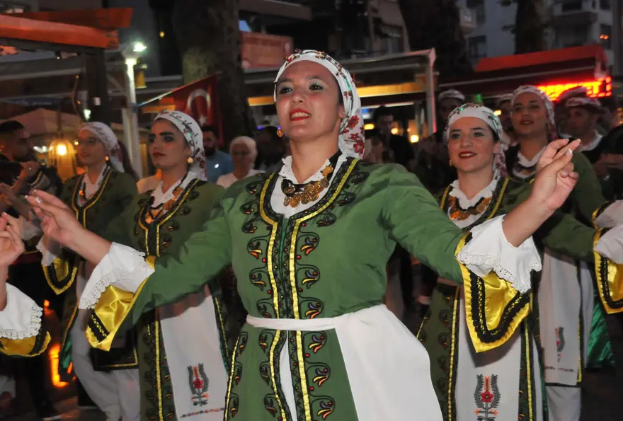 Halk Dansları Festivali'nde renkli görüntüler 7
