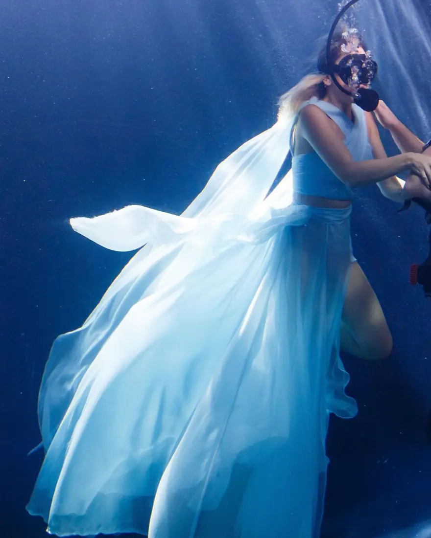 Hadise Coş Dalgalan klibi için elbisesiyle havuza daldı 4