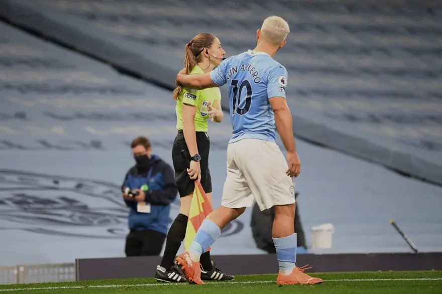 Sergio Agüero'nun kadın hakeme el hareketine büyük tepki 4 Sergio Agüero'nun kadın hakeme el hareketine büyük tepki 4