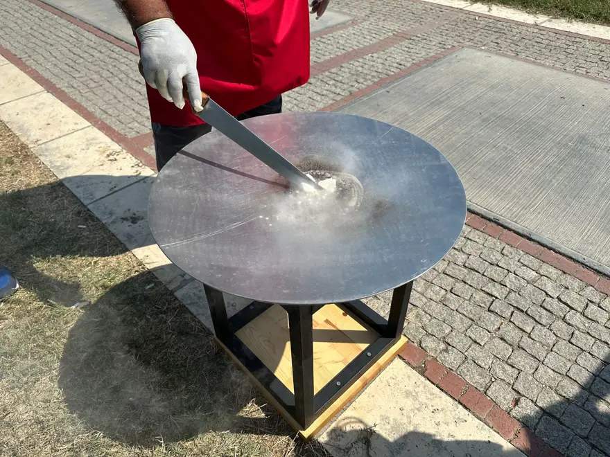 Adana'da 50 dereceyi aşan sıcaklıkta güneşte tost pişirdiler 5