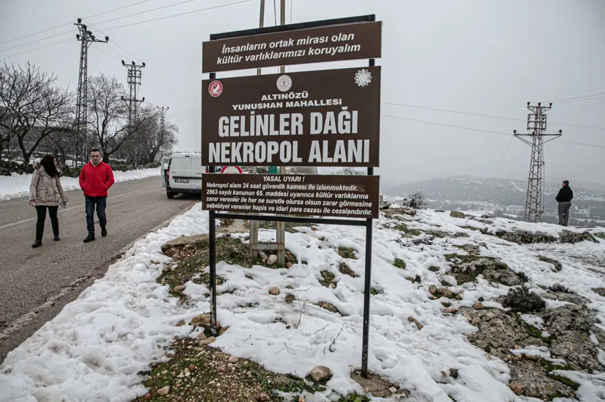 Hatay'da Gelinler Dağı Nekropol Alanı beyaza büründü 7