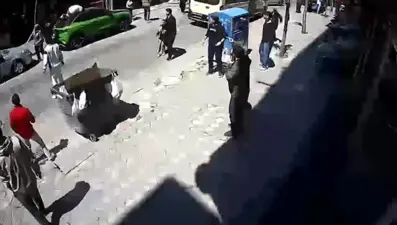 Deprem anında balkondan atladı, otomobilin üzerine düştü