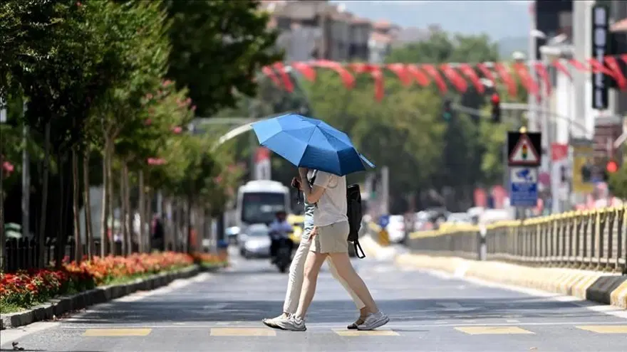İstanbul'da aşırı sıcak alarmı! 45 derece geliyor, klimalara 24 derece uyarısı 3