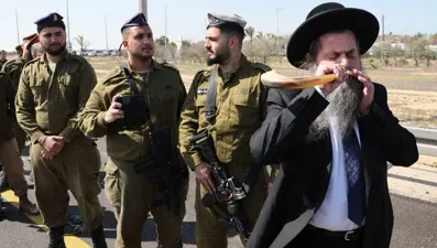 Ultra-Ortodoks Yahudiler, İsrail ordusu korumasında Lübnan'a girdi