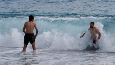 Ocak ayında denize girdiler: Güneşli havayı gören sahile koştu