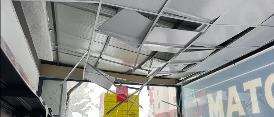 Bayburt'ta çatıdan düşen kar, hasara yol açtı 